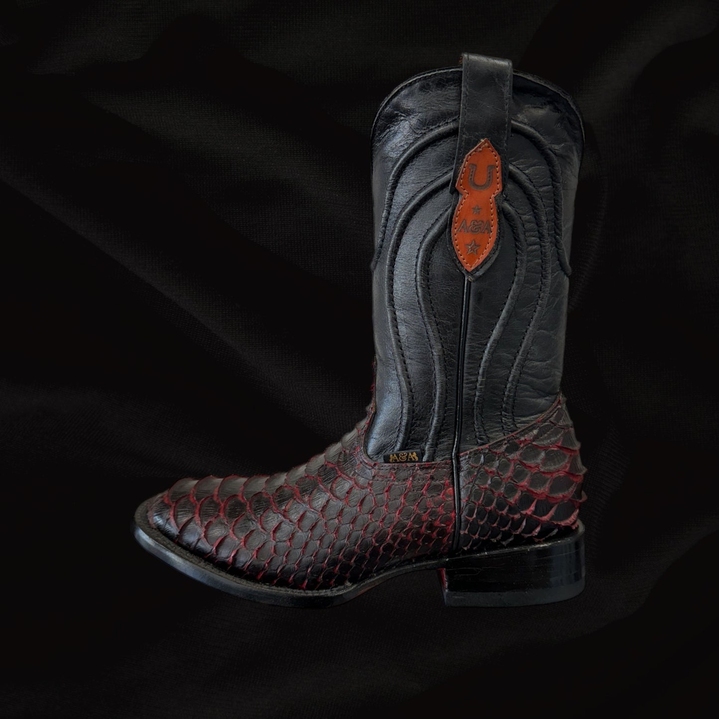 Bota vaquera con punta cuadrada y suela roja de pitón