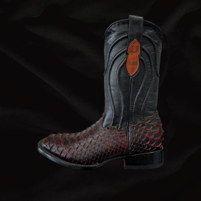 Bota vaquera con punta cuadrada y suela roja de pitón