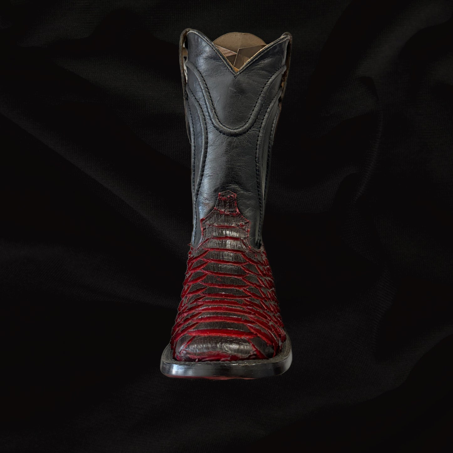 Bota vaquera con punta cuadrada y suela roja de pitón