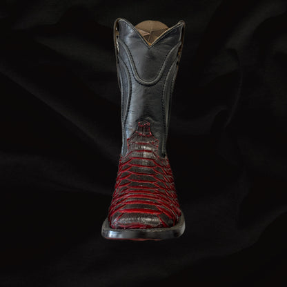 Bota vaquera con punta cuadrada y suela roja de pitón
