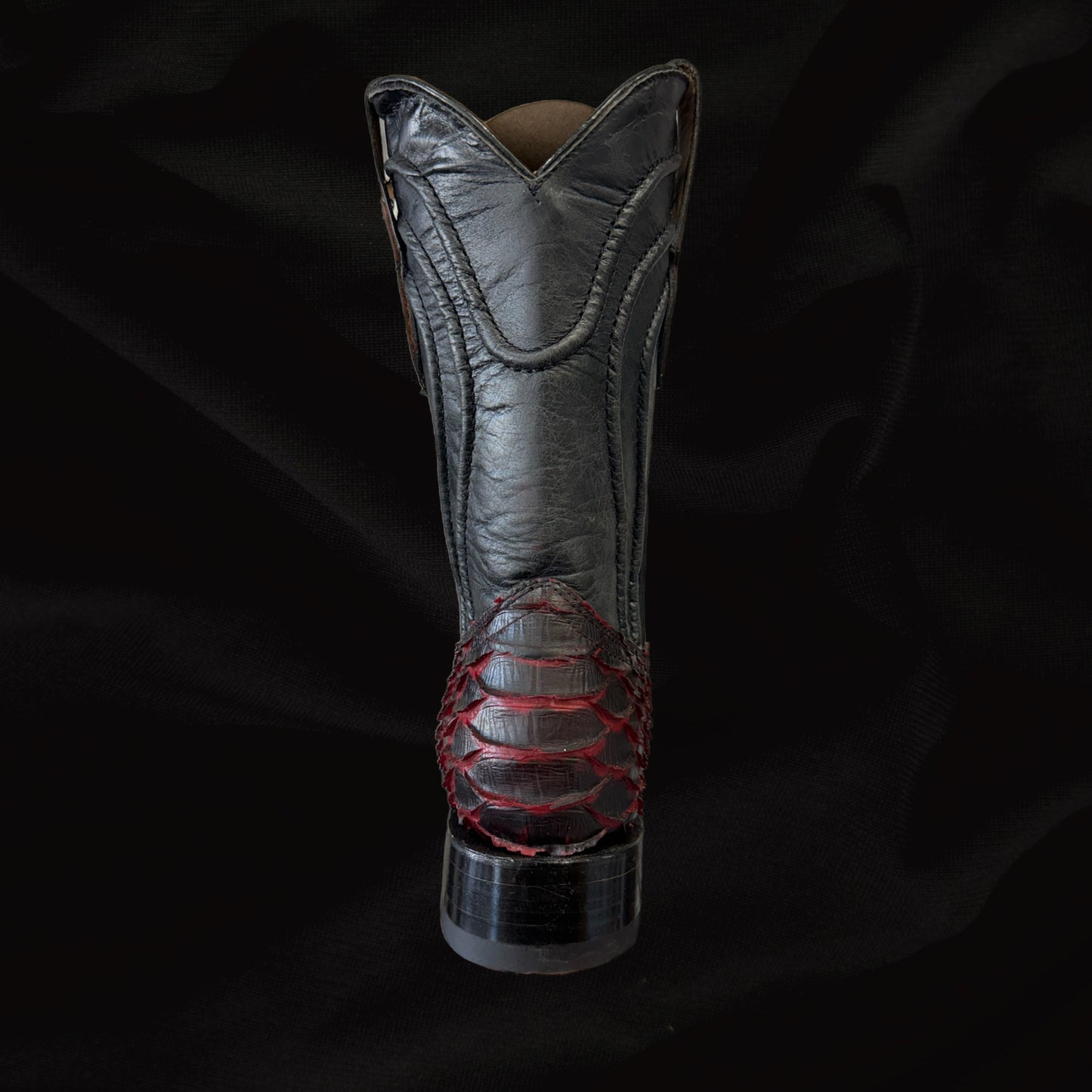 Bota vaquera con punta cuadrada y suela roja de pitón