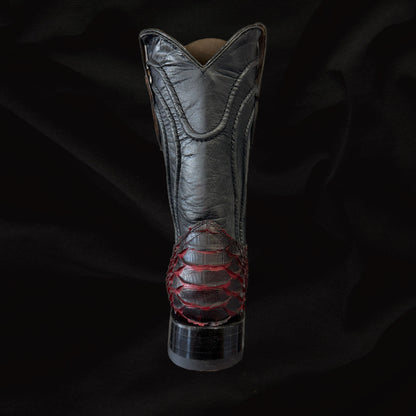 Bota vaquera con punta cuadrada y suela roja de pitón