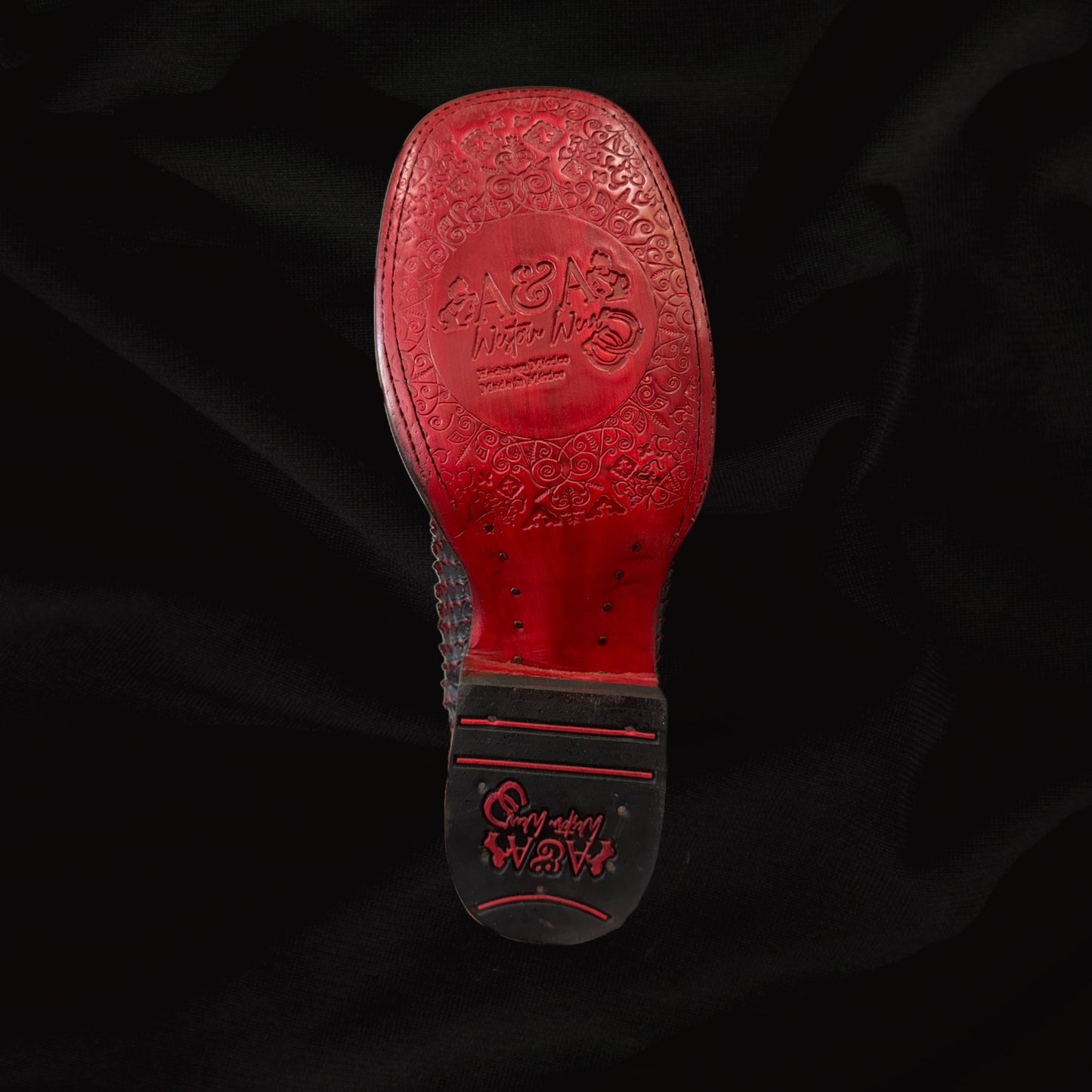 Bota vaquera con punta cuadrada y suela roja de pitón