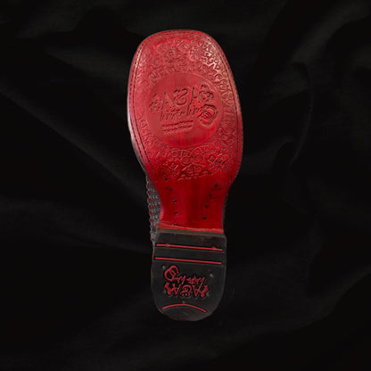Bota vaquera con punta cuadrada y suela roja de pitón