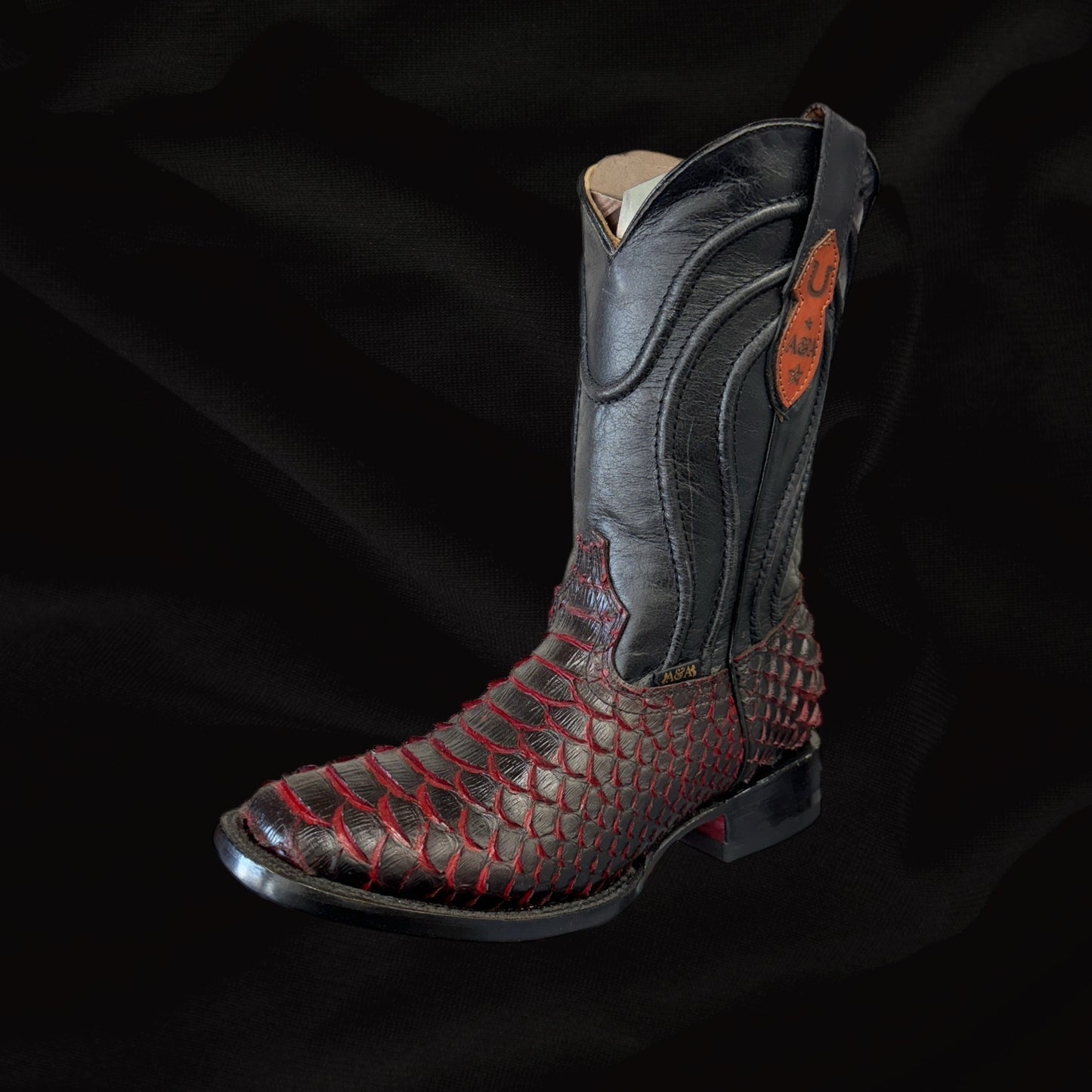 Bota vaquera con punta cuadrada y suela roja de pitón