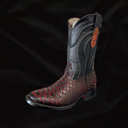 Bota vaquera con punta cuadrada y suela roja de pitón