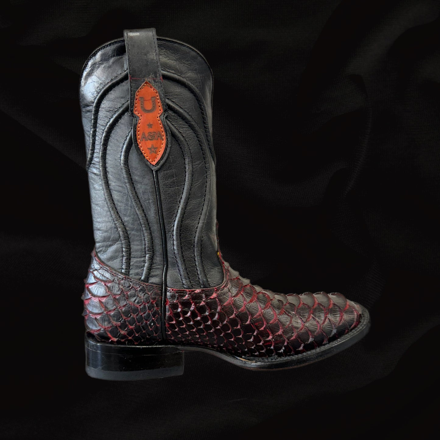 Bota vaquera con punta cuadrada y suela roja de pitón